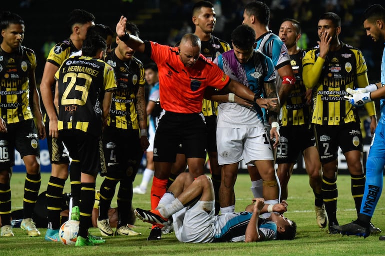 El árbitro brasileño Wilton Sampaio separa a los jugadores del Deportivo Táchira y Libertad después de la caída de un futbolista en el partido por la fase de grupos de la Copa Libertadores 2024 en el estadio Pueblo Nuevo, en San Cristóbal, Venezuela.