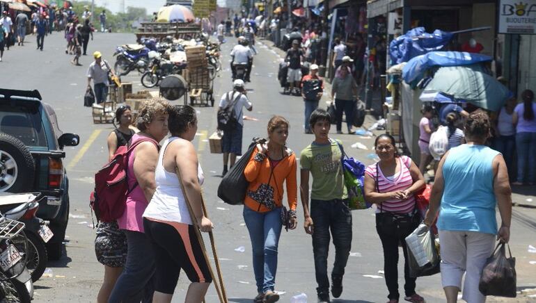 Personas soportan temperaturas veraniegas en plena estación del invierno.