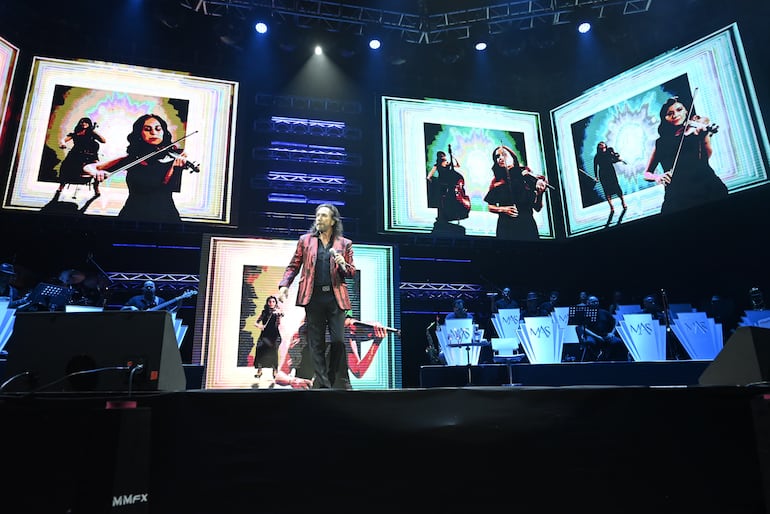 Un gran despliegue visual acompañó la presentación de Marco Antonio Solís en el Jockey Club, con videos especiales para cada canción.