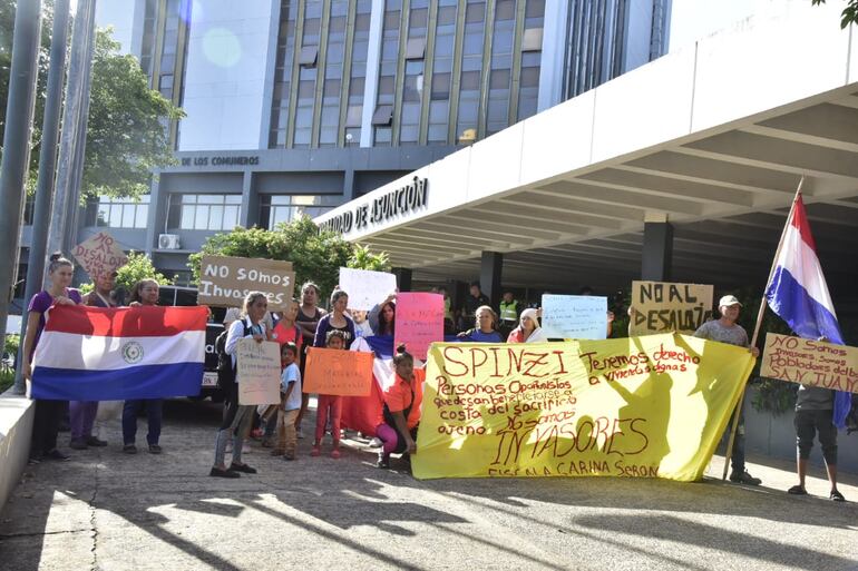 Vecinos del barrio San Juan continúan con sus manifestaciones y hoy llegaron a la Municipalidad de Asunción.