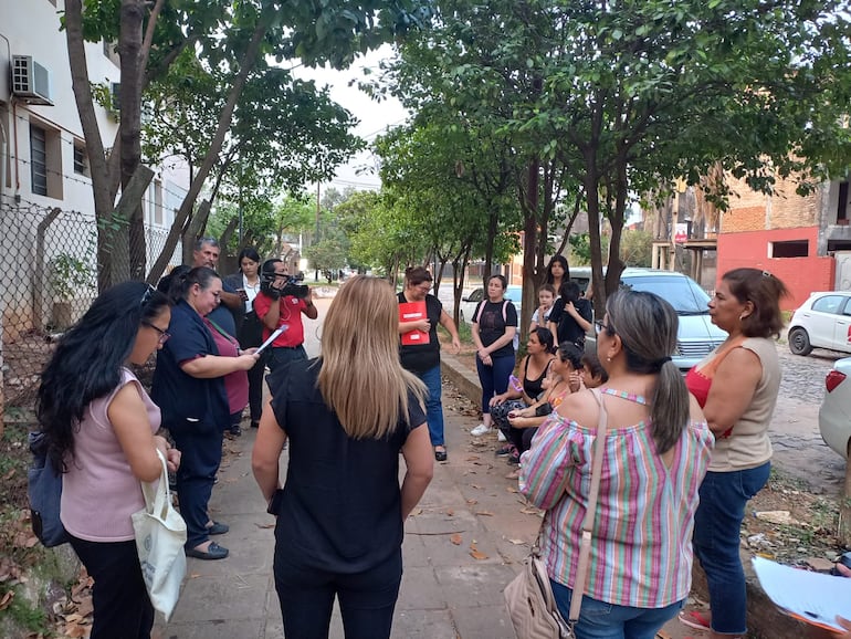 Madres preocupadas por la intoxicación de un estudiante, tras vapear en el colegio. Piden que el MEC intervenga.