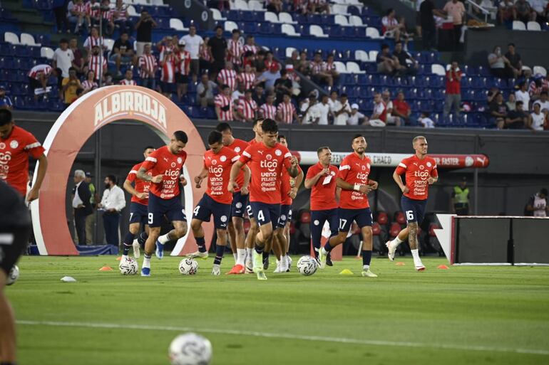 Los jugadores de la selección paraguaya saltan al campo para la entrada en calor en la previa del partido ante Colombia por las Eliminatorias Sudamericanas al Mundial 2026.