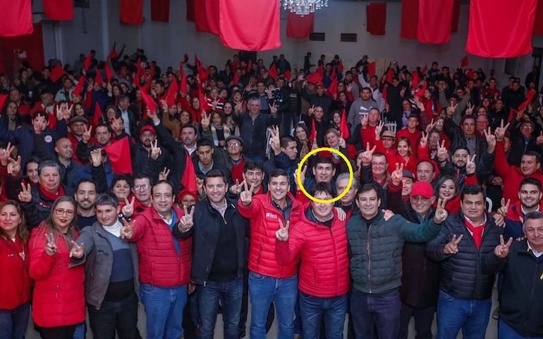 Hermes García Balmaceda, con el rostro resaltado en un círculo amarillo, durante un acto político con el entonces candidato presidencial Santiago Peña en Yuty, en diciembre de 2022.