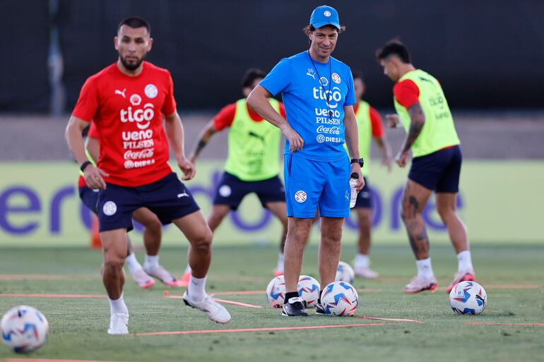 El argentino Daniel Garnero (d), entrenador de Paraguay, en la movilización del plantel en Las Vegas.