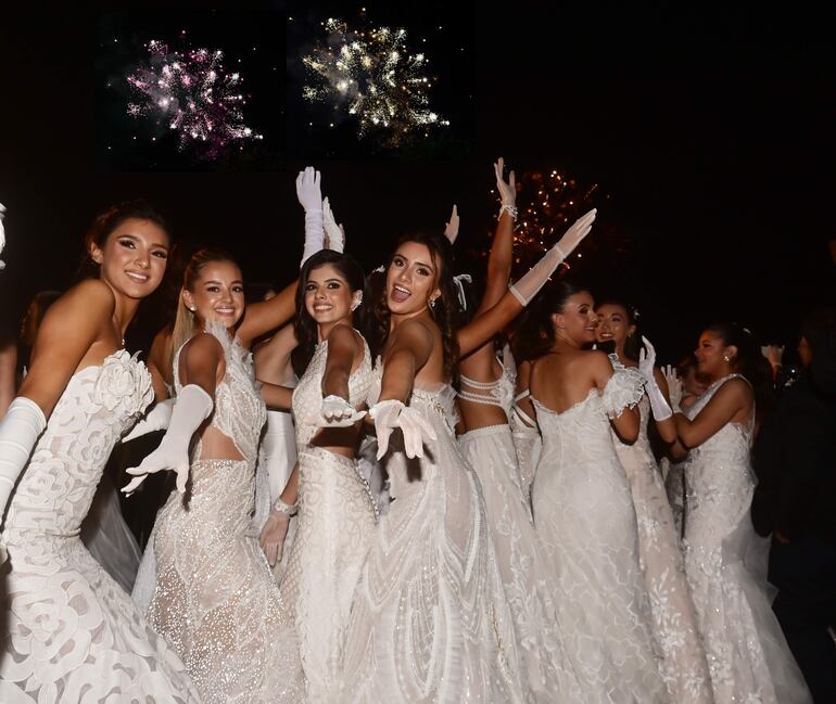 Felices las debutantes, entre ellas se observa a Tizziana Dávalos Figueredo y a Natalia Halley Caballero.