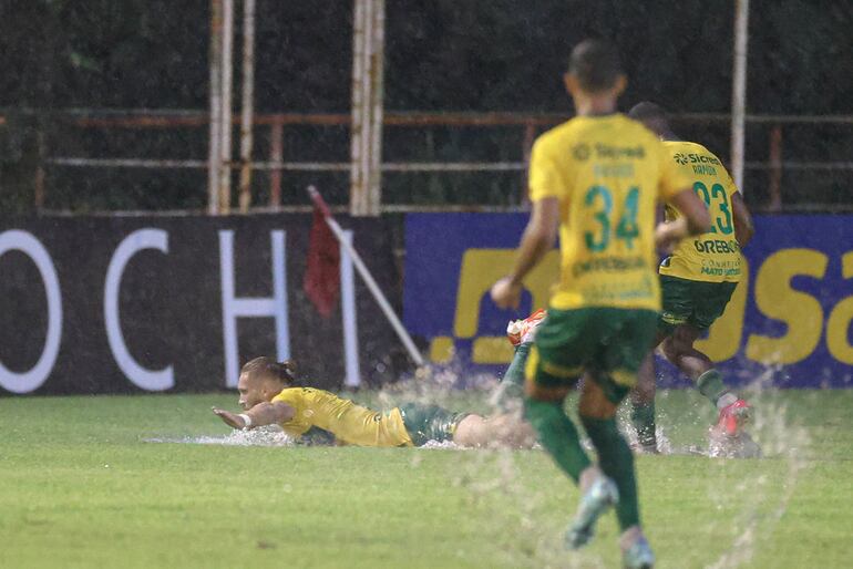 El paraguayo Isidro Pitta (i), jugador del Cuiabá, festeja un gol en un partido de la primera ronda de la Copa de Brasil 2024 en la ciudad de Águila Blanca, en Espíritu Santo.