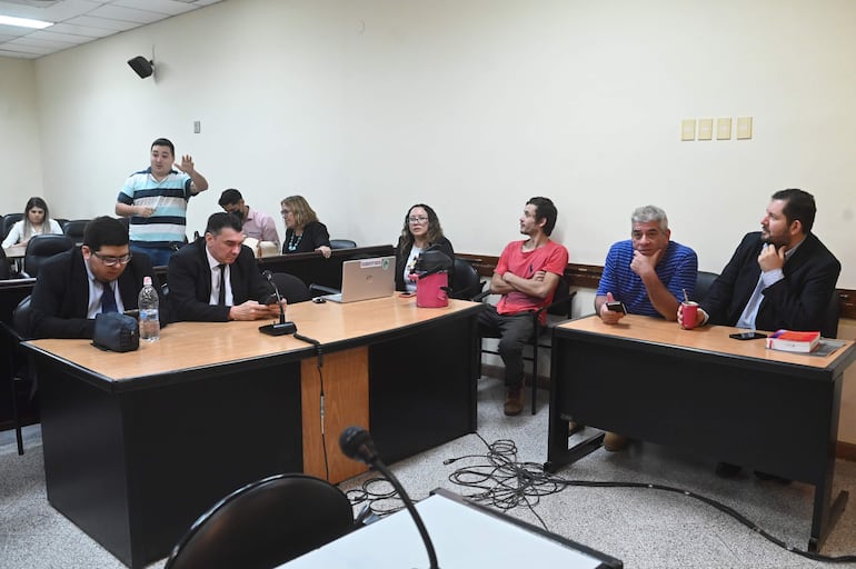 El activista del PLRA Stiben Patrón pide la palabra durante el juicio oral y público del caso "bomba molotov". Archivo Abc.