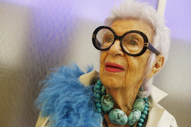 Fotografía de archivo de la diseñadora estadounidense e icono de la moda Iris Apfel en la presentación de la colección otoño-invierno 2016 de Atelier Swarovski, el 20 de octubre de 2016, en San Juan (Puerto Rico).