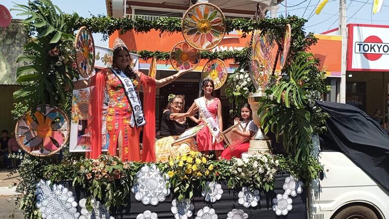 Hermosas carrozas y señoritas deslumbraron en el día dedicado para valorar el ñandutí.