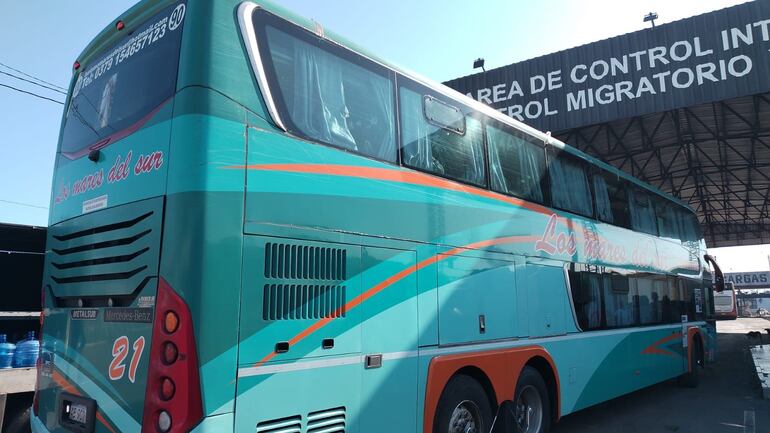 Uno de los tantos buses con argentinos que llegaron a Paraguay para el juego entre la Albirroja y Argentina. (gentileza).