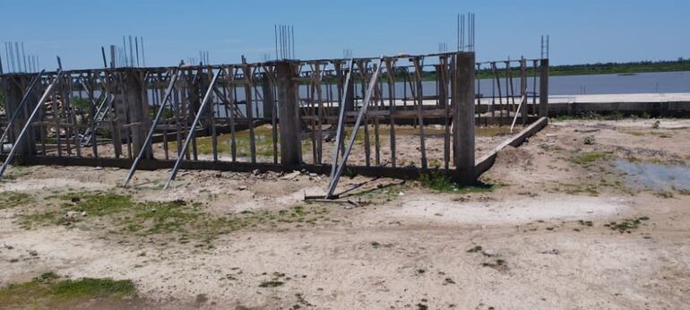 Lo que será una estación portuaria en Bahía Negra, la obra esta inconclusa y abandonada.