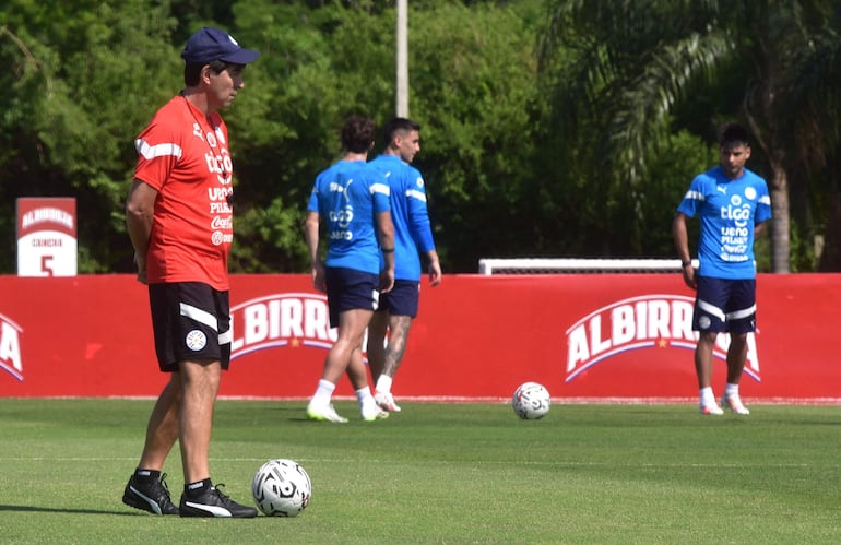 El argentino Daniel Garnero, entrenador de la selección paraguaya, en el entrenamiento del plantel en el CARDE, en Ypané, Paraguay.