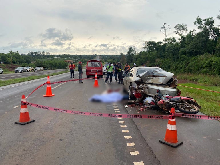 El motociclista murió tras impactar contra la parte trasera de un vehículo estacionado.