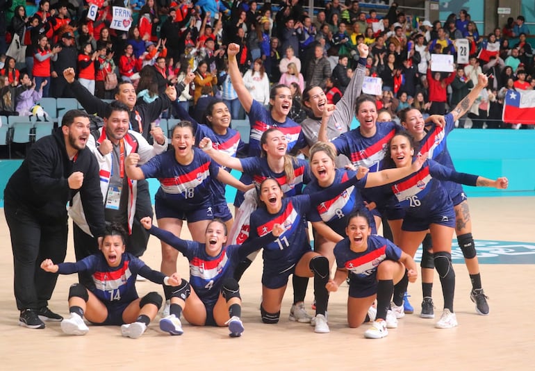 A pura celebración las Guerreras anoche al dar el batacazo al vencer a Chile y sumar el bronce.