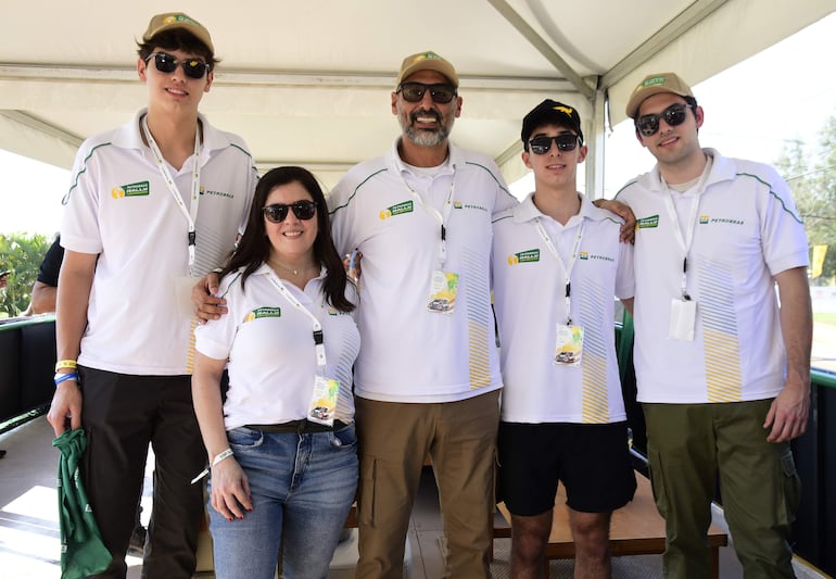 Agustín Zapag, Martha Fernández, Raúl Zapag, Benjamín Zapag y Diego Arréllaga.