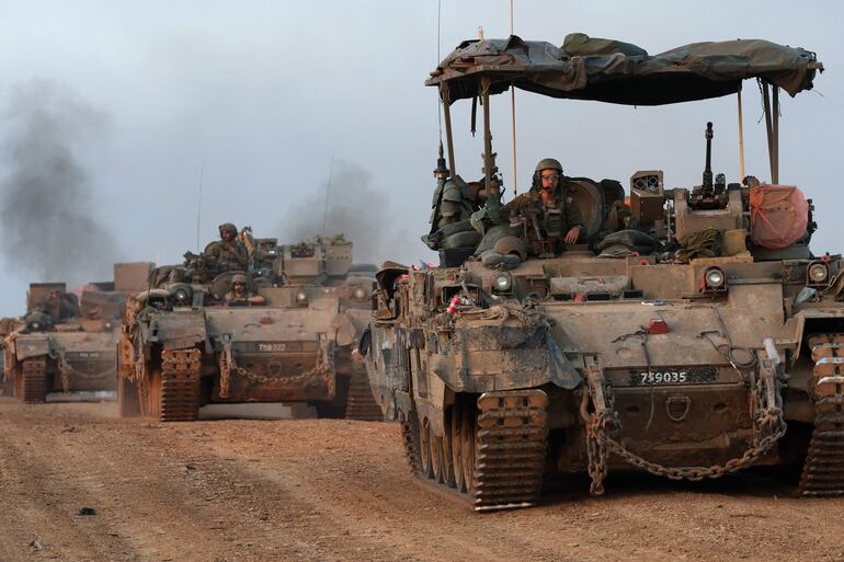 Soldados y tanques israelíes se desplazan hacia Gaza, el pasado lunes.