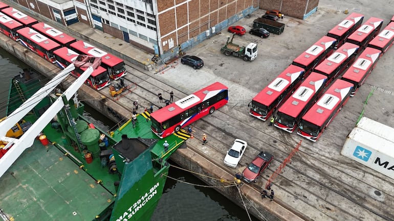 Los buses eléctricos de Taiwán ya llegaron a Uruguay y desde ahí partirán a nuestro país.