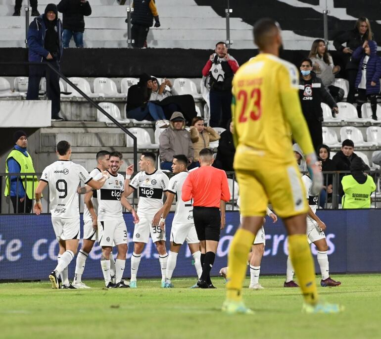 Olimpia goleó a Resistencia en el juego de la fecha 22 del Apertura