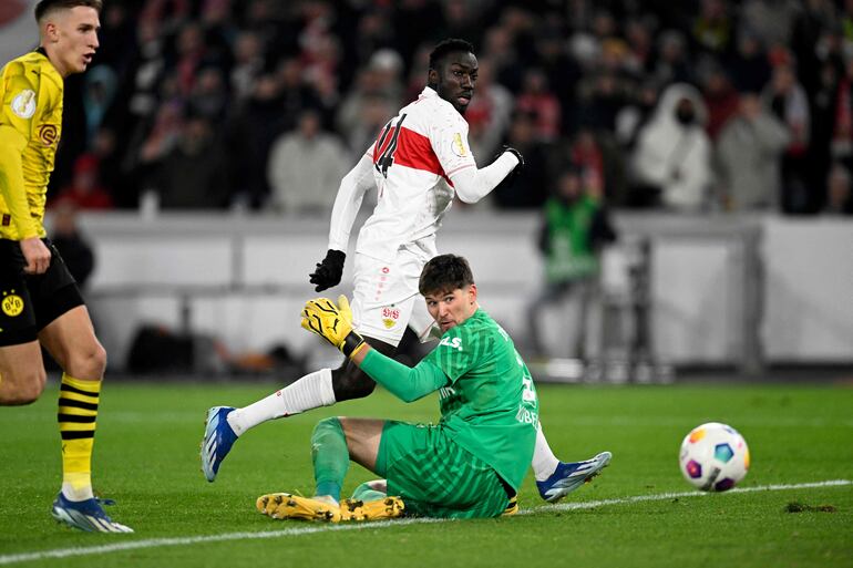 El congoleño Silas Katompa Mvumpa (C)  anota el segundo gol para el Stuttgart ante el Dormund en la Copa de Alemania.