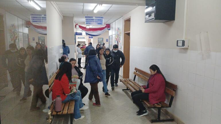 Hospital de Coronel Oviedo repleto de pacientes y con falta de medicamentos.