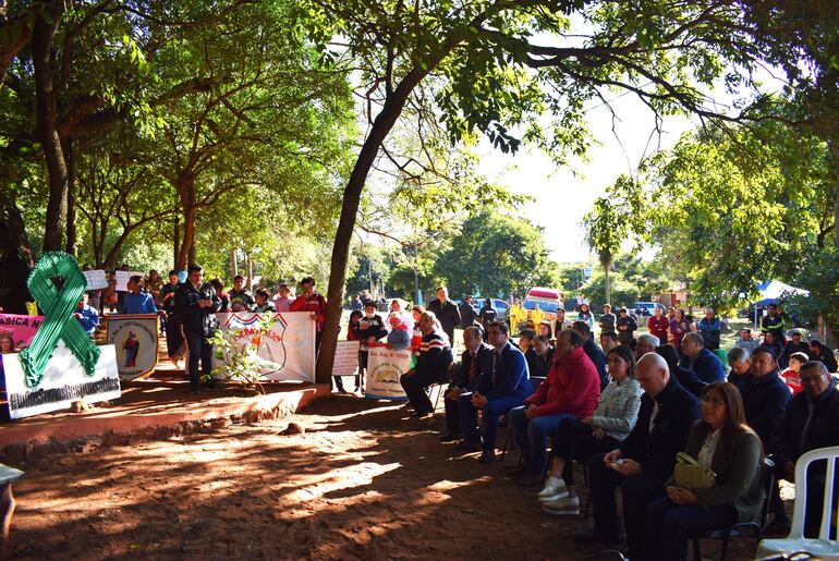 Autoridades educativas, departamentales, policiales y educativas participaron del acto conmemorativo del 20 aniversario de la muerte de Felicita Estigarribia.