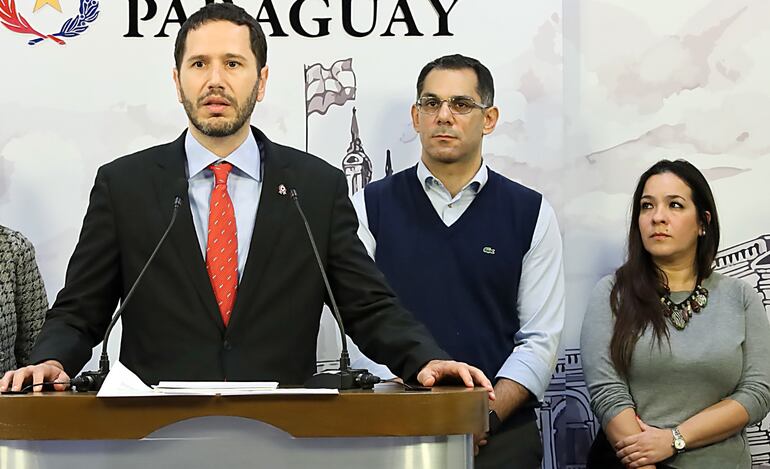 Roberto Moreno (izq.), Marco Aurelio González y Andrea Picaso, ayer en Mburuvicha Róga.