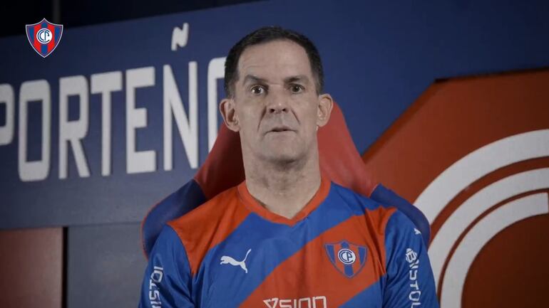 El argentino Víctor Bernay, entrenador de Cerro Porteño, en la presentación oficial.