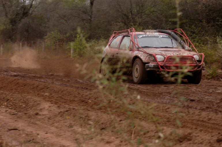 El Toyota Corolla WRC al mando de Gorostiaga y Gómez, en una de las etapas del Transchaco Rally 2006.