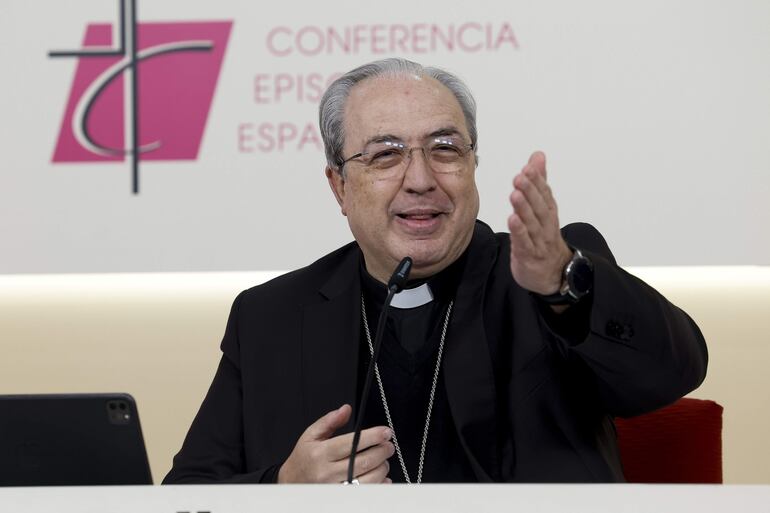 El secretario general de la Conferencia Episcopal Española (CEE), César García Magán, explica en una rueda de prensa los trabajos de la Asamblea Plenaria de los obispos, este viernes en Madrid.