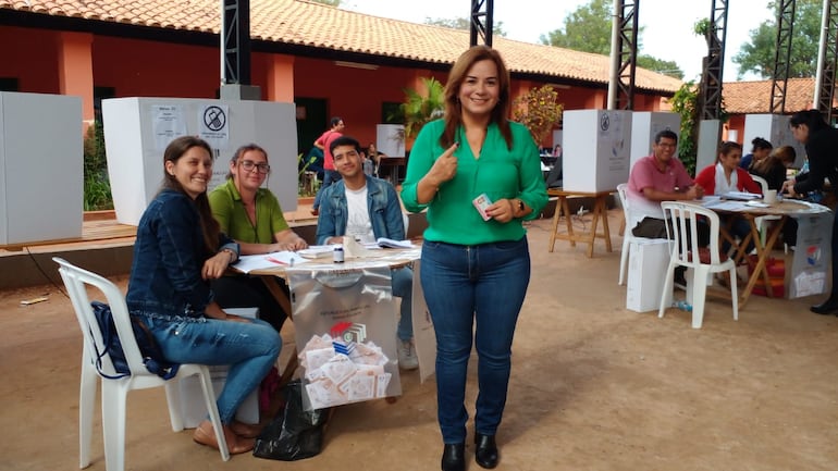 Laura Gamarra tras sufragar en la Escuela y Colegio Enrique Soler.