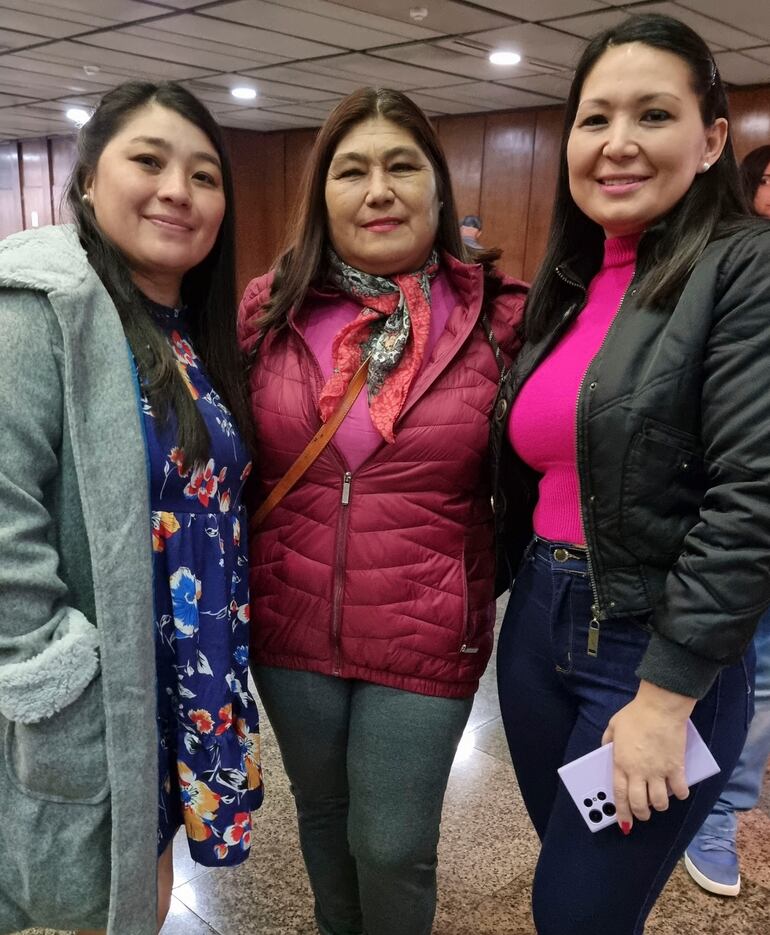 Lisa Lezcano, Norma Agustina Alonso y Cindy Lezcano.