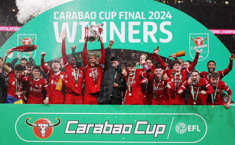 London (United Kingdom), 25/02/2024.- Liverpool'Äôs captain Virgil van Dijk and head coach Jurgen Klopp and teammates celebrate after winning the EFL Carabao Cup final match between Chelsea FC and Liverpool FC at Wembley Stadium in London, Britain, 25 February 2024. (Reino Unido, Londres) EFE/EPA/ANDY RAIN
