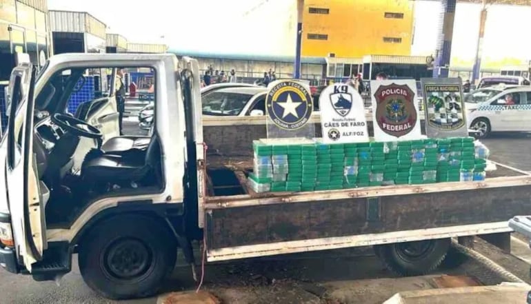 El vehículo y la droga incautada en la cabecera del Puente de la Amistad.