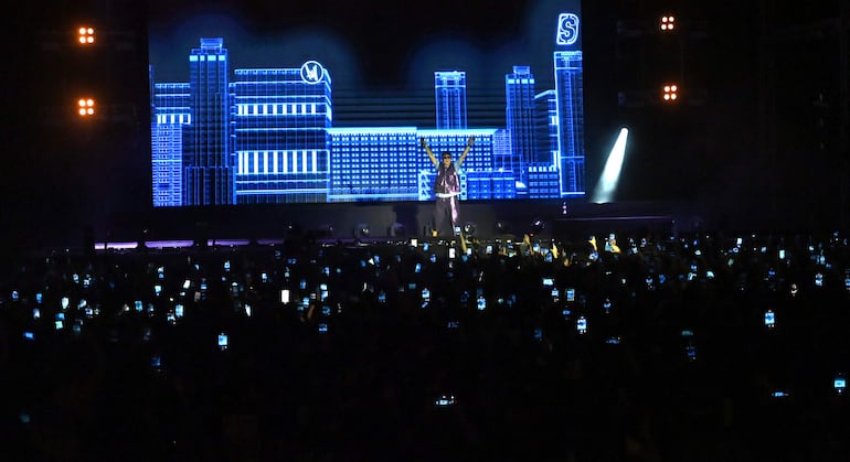 Una gran puesta de luces y animaciones en las pantallas acompañaron a YSY A en el escenario.