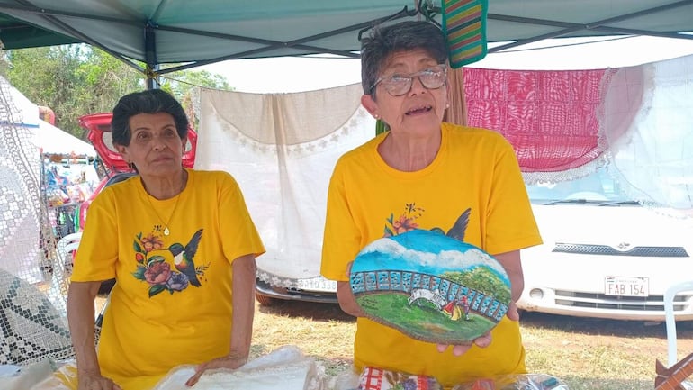 De izquierda a derecha la artesanas Juana Esperanza Barchelo y Estela Aguilar, mostrando de la plaza de toros de Paraguarí.