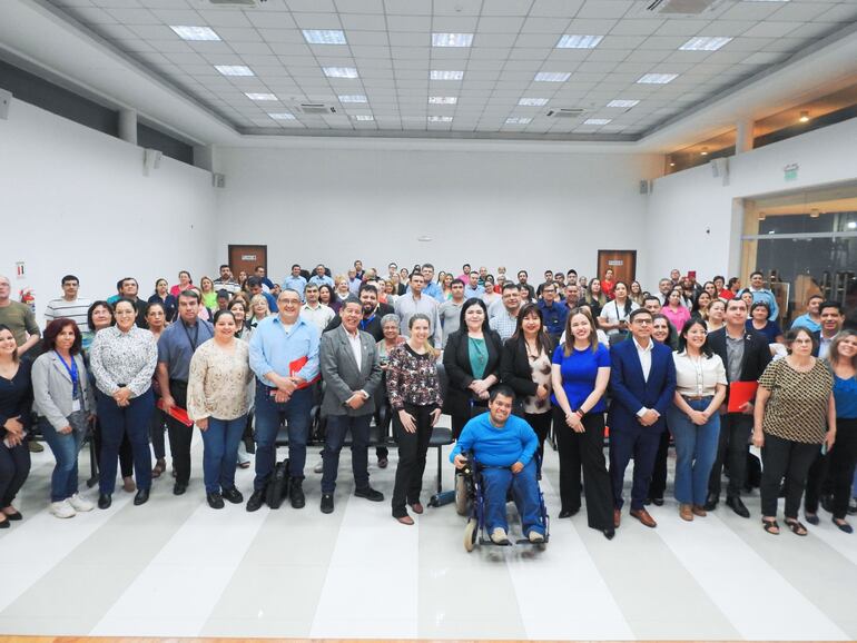 Docentes y estudiantes de la Facso de la UNA se preparan para el V Foro de Ciencias Sociales.