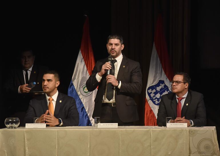 En la rendición de cuentas 2022, el intendente Óscar "Nenecho" Rodríguez estuvo acompañado del presidente de la Junta Municipal Luis Bernal (izq.) y Federico Mora (der.). Fue en el Teatro del Centro Paraguayo Japonés.