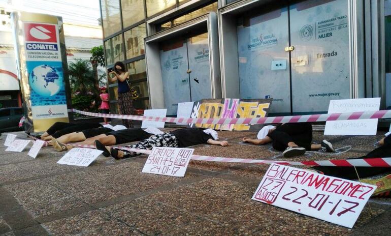 Manifestación contra los feminicidios realizada frente al Ministerio de la Mujer.