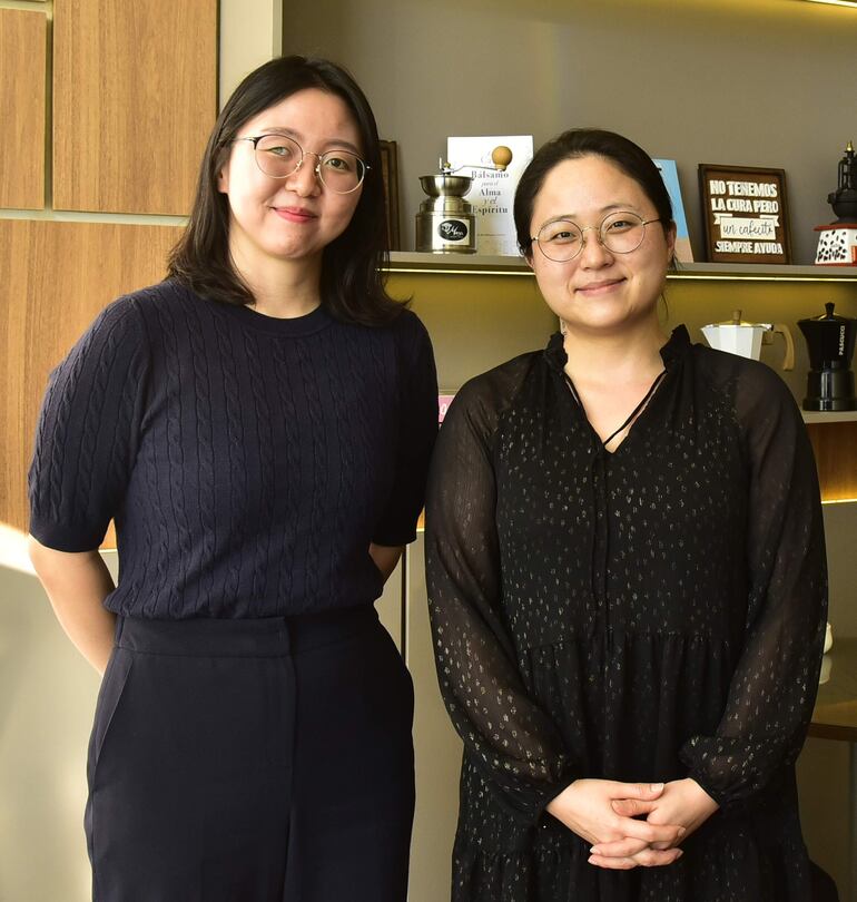 Seungyeon Lee, agregada cultural de la Embajada de Corea, y Silvia Jung brindaron detalles de la "Noche de Cine Coreano 2023".