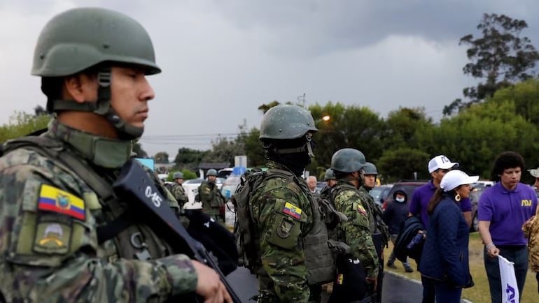 Soldados vigilan el perímetro durante un evento de campaña de Daniel Noboa en Sangoliqui, Ecuador, 26 de septiembre 2023 (REUTERS)