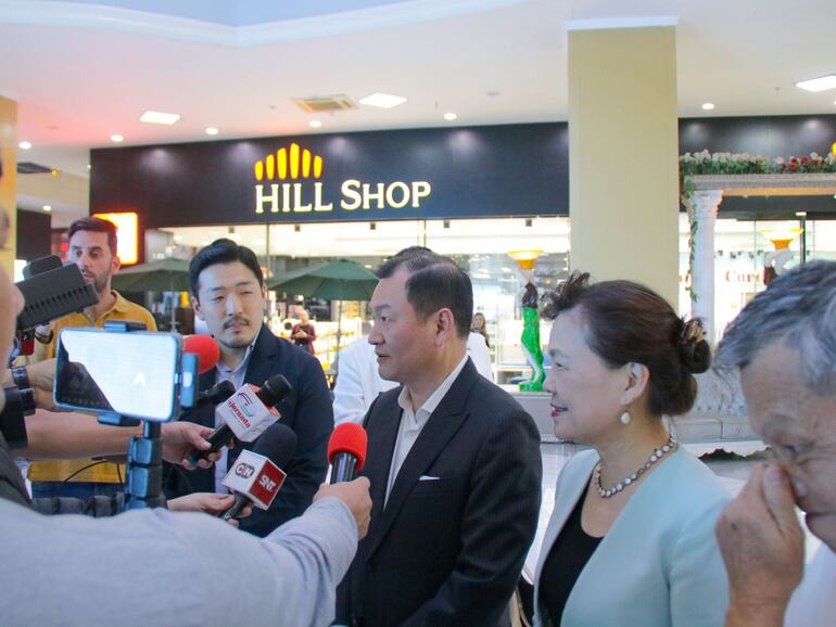 El embajador taiwanés en Paraguay, José Chih-Cheng Han, junto a la ministra de Economía de la República de China (Taiwán), Wang Mei-Hua.