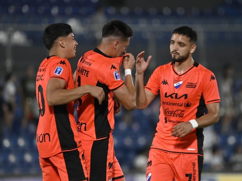 Los futbolistas de Nacional celebra el triunfo sobre Olimpia y clasificación a las semifinales de la Copa Paraguay 2024 en el estadio Defensores del Chaco, en Asunción, Paraguay.