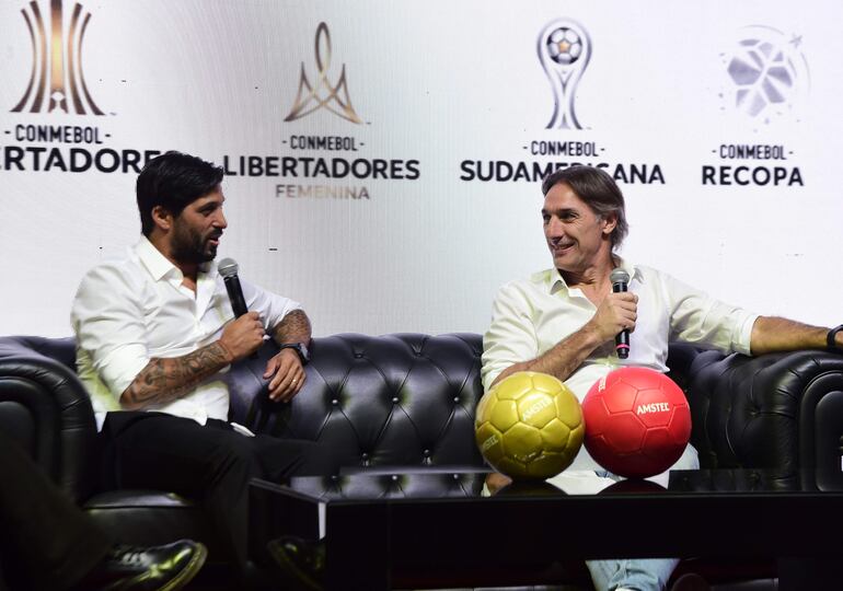 Alejandro “El Chori” Domínguez y Rolando Schiavi, dos figuras renombradas del fútbol, compartieron en el lanzamiento de Amstel, realizado en la Conmebol.