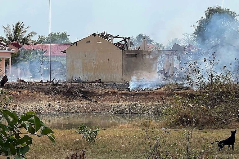 Edificios destruidos en una base militar en la provincia de Kampong Seu, Camboya, el pasado sábado.