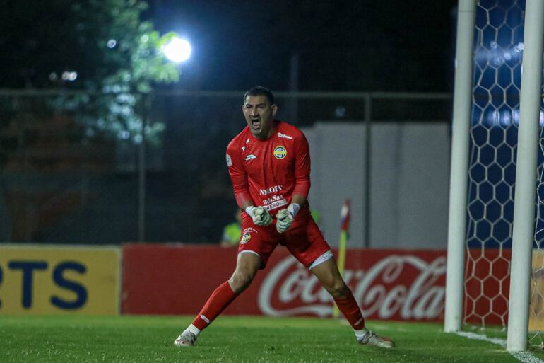 Víctor Samudio, arquero de Sportivo Trinidense, festeja un penal atajado en el partido contra Guaraní por las semifinales de la Copa Paraguay 2023 en el estadio Arsenio Erico, en Asunción.