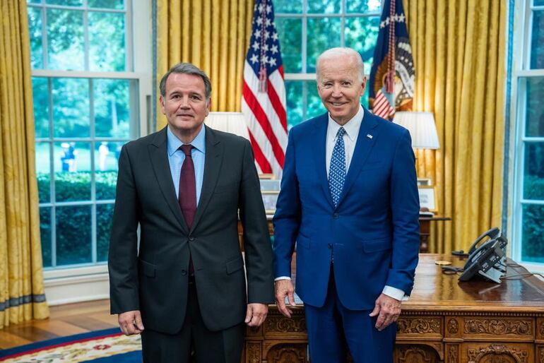 El embajador de Paraguay en los Estados Unidos de América José Antonio Dos Santos Bedoya y el expresidente de los Estados Unidos, Joe Biden en la Casa Blanca. Fue a finales de 2021.