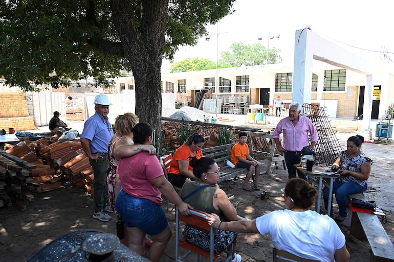 Un grupo de mamás de la escuela Talavera Richer se reunió con autoridades municipales de Lambaré, el 9 de febrero pasado, donde exigieron que retiren todos los materiales de la zona de la entrada. El director de Obras de la Comuna, José Ruíz (de camisa rosa) estuvo presente.