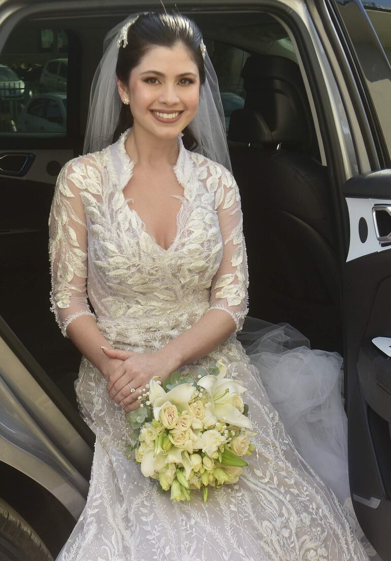 La novia llegó emocionada, vestida con un diseño de Loli Giménez, estilo romántico, totalmente bordado. El ramo fue armado por Just Flowers.