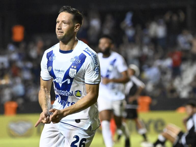 Julio González, futbolista de Sportivo Ameliano, celebra un gol en el partido frente a Danubio por la fase de grupos de la Copa Sudamericana 2024 en el estadio La Huerta, en Asunción, Paraguay.