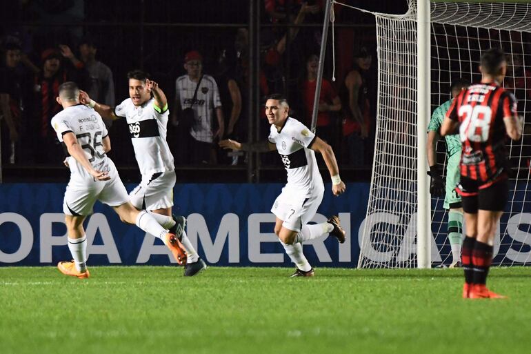 Iván Torres (c), futbolista de Olimpia, celebra el primer tanto del triunfo 2-0 sobre Patronato por la fase de grupos de la Copa Libertadores en el estadio Brigadier López, en Santa Fe.